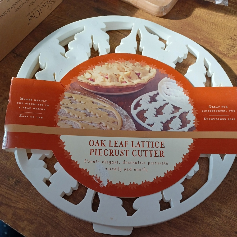 William Sonoma Oak leaf lattice pie crust cutter - Picture 2 of 3
